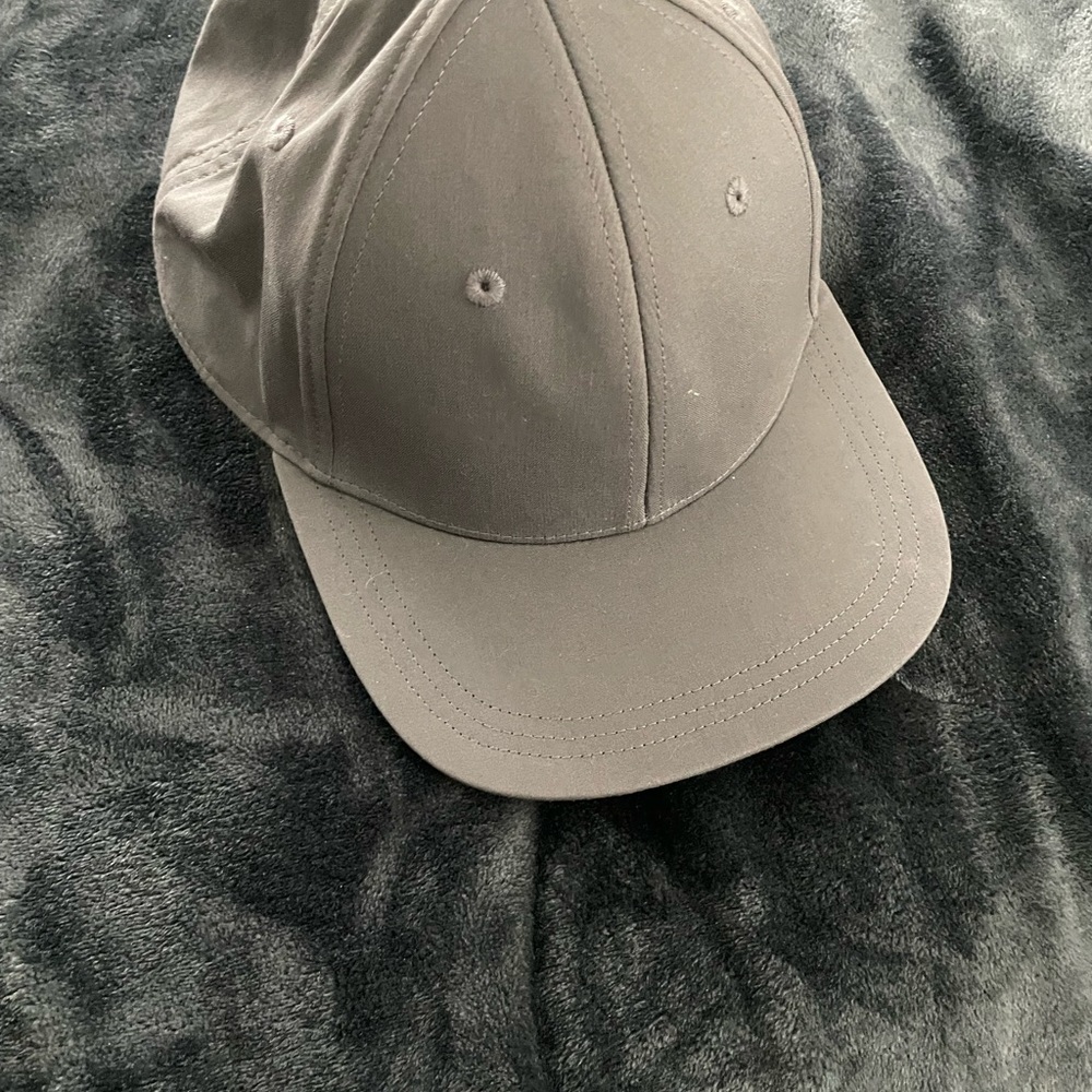 NWT. Lululemon on the fly cap (charcoal)